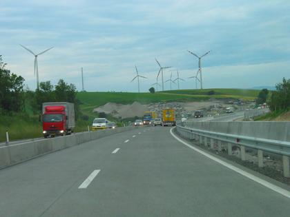 Kyoto Emissionshandel gescheitert
Es war geplant, dass der Emissionshandel die Umstellung auf erneuerbare Energie fördern sollte. Doch mit der Aussage vom Minister Bartenstein in Österreich zeigt sich: gescheitert. 