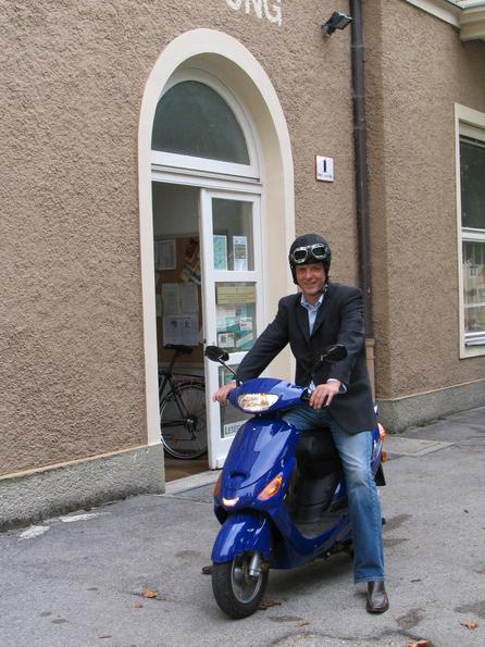 Probefahrten für Politiker
Hier der grüne Salzburger Stadtrat Padutsch vor der Probefahrt. Selbst erleben, dass in der 50ccm Klasse das Elektromoped das bessere Moped ist. 