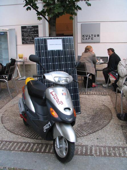 Solarer Treibstoff
Vor und nach der Sendung mit dem deutschen Solarpionier Hermann Scheer zeigen wir vor dem Radiokulturhaus wieviel Photovoltaik man für 5000km pro Jahr mit einem Moped benötigt. 