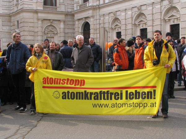 Atomkraftrei leben
Atomkraft ist unbezahlbar teuer, wenn jedes Kraftwerk eine Haftpflichtversicherung und eine Vorsorgeversicherung für die Endlagerung abschließen müsste. 