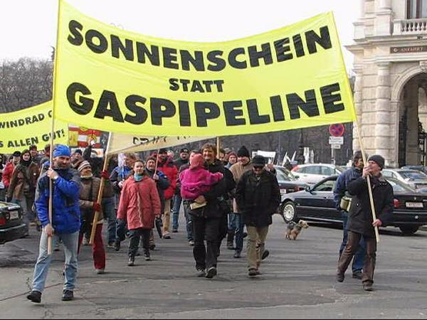 Video von der Ökostrom Demonstration
Freitag 24 Februar 2006, der Demonstrationszug auf dem Weg vom Parlament zur SPÖ Parteizentrale in der Löwelstraße im Bereich vom Burgtheater. 