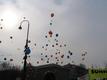 Luftballons über der Ringstraße
Hunderte Demonstranten vor dem Parlament lassen Ihre Luftballons los. Das Motto der Aktion, wie leicht es ist (fossiles) Gas los zu lassen. 