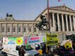 Österreich Parlament Panorama Photo
Eine Demonstration gegen schwerwiegende Verschlechterungen im Ökostromgesetz vor dem Parlament. Panorama über das Parlamentsgebäude und die Demonstration. 