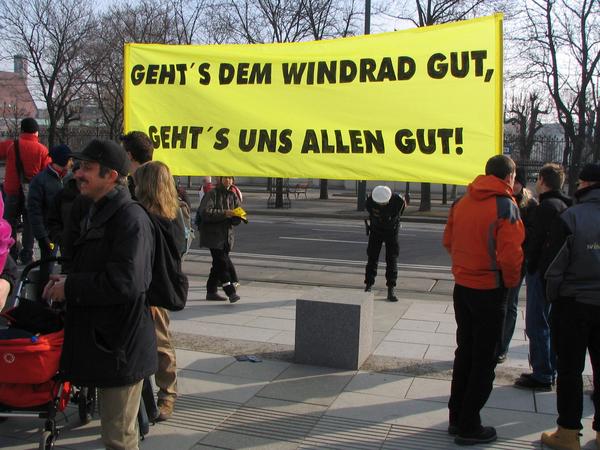 Geht es dem Windrad gut
Der Leitspruch der Wirtschaftskammer Österreich wurde für dieses Transparent etwas überarbeitet. Windkraft vermindert die Importabhängigkeit von Strom. 