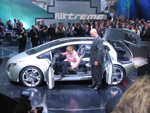 Angela Merkel CO2 limit for cars
Thursday September 13th at 11:39 at the fair booth of Opel on the IAA. Merkel takes place in the prototype, which shows, that the CO2 limits for the car industry 