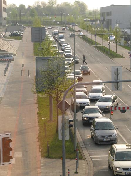 Radwege für Elektromopeds freigeben
Natürlich nur mit angemessener Geschwindigkeit, also etwa 15 bis 20km/h damit sich die Radfahrer nicht gefährdet fühlen. Hier eine typsiche Situation in Hannover. 