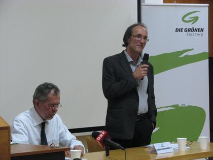 Van der Bellen Vortrag zur Energiewende in Salzburg
Am 20. Mai hielt Van der Bellen einen Vortrag zur Energiewende in einem Hörsaal der Universität Salzburg. Leider war sein Vortrag der Situation völlig unangemessen. 