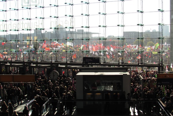 Blick aus dem Berliner Hauptbahnhof
Ohne Luftbilder keine Chance die Anzahl der Demonstranten zu schätzen. Auch der leicht erhöhte Standorg im Bahnhof erlaubt keinen Überblick über die Menschenmasen.