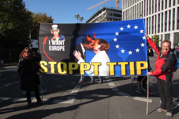 Obama als Teufel küsst Merkel
All die Hoffnungen, als Obama Präsident wurde.7 Jahre spätr wird es als Teufel bezeichnet, der mit TTIP Europa schädigen möchte.