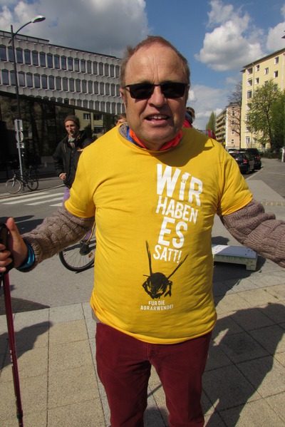 T-Shirt für die Agrarwende
Gelbes T-Shirt mit ''Wir haben es satt - für die Agrarwende'' gesehen auf der Anti TTIP Demo in Salzburg.