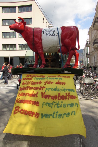 Bauern velieren Transparent Anti TTIP Salzburg
Ständig wachsen und investieren, billigst für den Weltmarkt produzieren. Handel Verarbeiter Konzerne profitieren, Bauern verlieren.