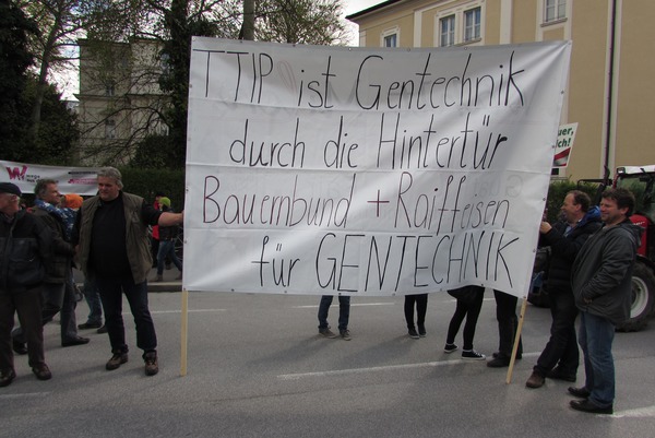 TTIP ist Gentechnik durch die Hintertür
Bauernbund und Raiffeisen für Gentechnik. Transparent des unabhängigen Bauernverbands auf der Anti TTIP Demo in Salzburg.
