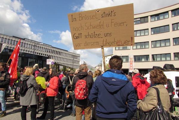 Anti Brüssel Transparent bei der Anti TTIP Demo Salzburg
In Brüssel stinkt's nach Schwefel und Feuer, Gott schütze uns vor diesem Ungeheuer!