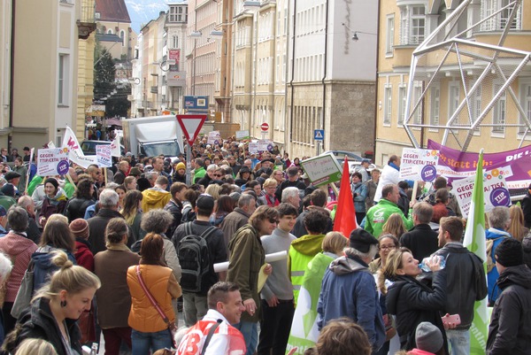 Anti TTIP Demo Salzburg Haydnstraße
Durch die Haydnstrass zur Abschlußkundgebung vor der WKS Salzburg