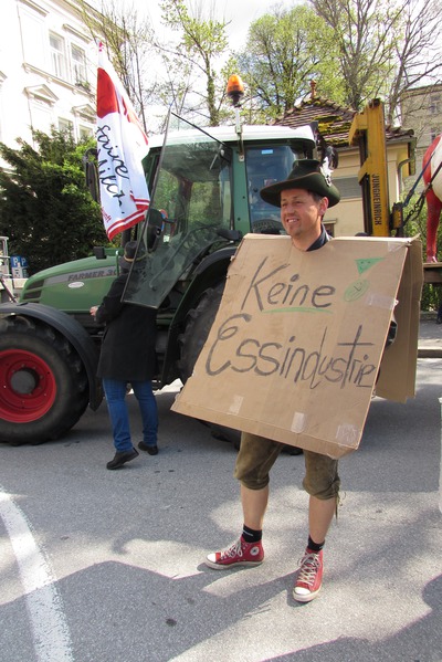 Keine Essindustrie
Transparent eines Bauern bei der Anti TTiP Demo in Salzburg.