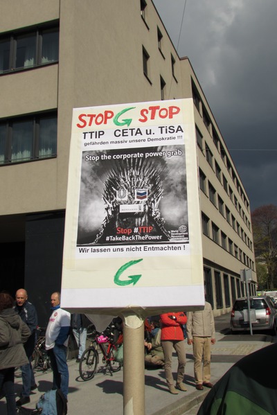 Wir lassen uns nicht entmachten
Stop TTIP CETA und TISA. Transparent auf der Anti TTIP Demo in Salzburg.