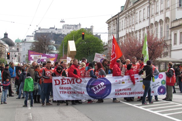 Anti TTIP Demo mit Salzburger Festung
Vor dem Abbiegen zur Franz Josef Straße hällt der Demozug an und ermöglicht so dieses Photo mit der Salzburger Festung im Hintergrund.
