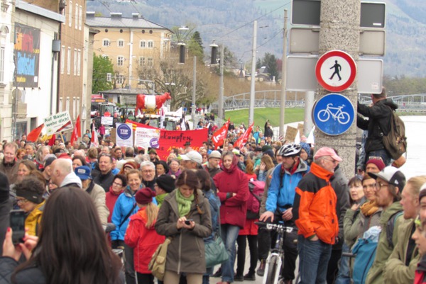 Anti TTIP Demo Salzburg Staatsbrücke
Der leicht erhöhte Standpunkt bei der Staatsbrücke ermöglicht einen Blick auf den Demonstrationszug, der Anfang war zu der Zeit gerade beim Abbiegen zum Makartplatz.