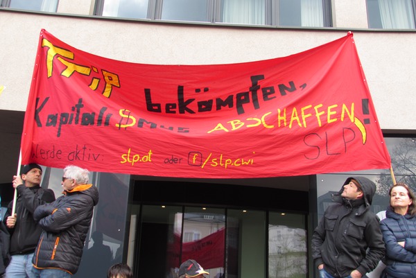 SLP bei der Anti TTIP Demo in Salzburg
''TTIP bekämpfen, Kapitalismus abschaffen'' war das Transparent der sozialistischen Linkspartei bei der Anti TTIP Demonstration.