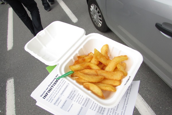 Verpflegung für die Demonstranten
Knapp vor dem Mirabellplatz verteilte ein Wird Essen an die Demonstranten. Das zeigt wie groß der Rückhalt gegen TTIP in der Bevölkerung ist.