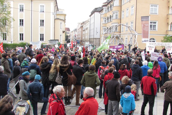 Abschlußkundgebung vor WKS Salzburg
Die Menschenmassen vor der WKS Salzburg. Der ORF schätzte 3000 Teilnehmer an der Demonstration.