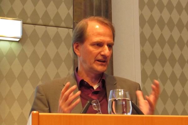 Professor Dirk Messner
18:10 begann Prof. Dirk Messner Deutsches Institut für Entwicklungspolitik mit seinem Vortrag zu Klima- und Entwicklungszielen.